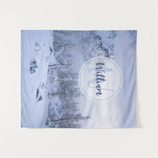 Winter Wunderland Nebel Fichtenwald Schneemonogram Wandteppich (Vorderseite (Horizontal))