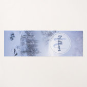 Winter Wunderland Nebel Fichtenwald Schneemonogram Yogamatte (Vorderseite (Horizontal))