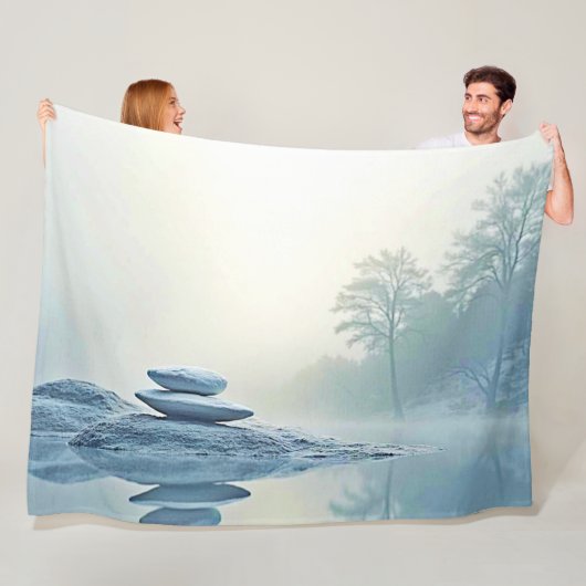 Winter Zen: Foggy Lake Balance Fleecedecke (Beispiel)