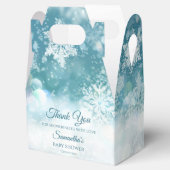 Winterbaby im Freien ist kalt. Geschenkschachtel (Geöffnet)