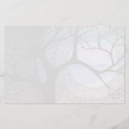 Winterbaum auf blauem Schwarzfelskreuz gepeitscht