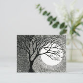 Winterbaum und Mond in Schwarz und Weiß Postkarte (Stehend Vorderseite)