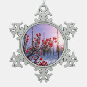 Winterberry in Ice Schneeflocken Zinn-Ornament (Vorderseite)