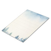 Winterblaue Kiefernbäume mit Notizblock (angewinkelt)