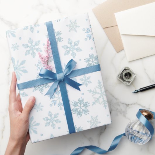 Winterblaue Schneeflocken Geschenkpapier (Schenken)
