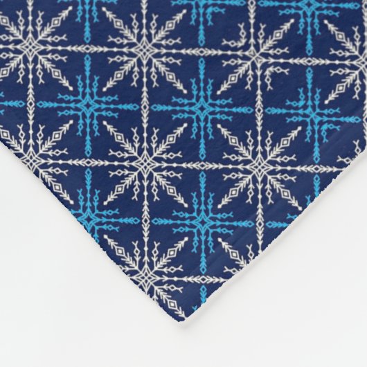 Winterblaue Schneeflockendecke Fleecedecke (Ecke)