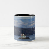 Winterblick auf das Leuchtturm von Esopus Meadows Zweifarbige Tasse (Mittel)