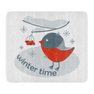 Winterbullfinkenvogel und Rowan Beeren Schneidebrett