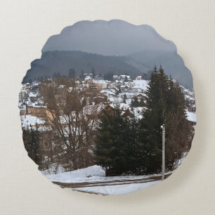 Winterdorf Panorama - ländliche Landschaft Rumänie Rundes Kissen