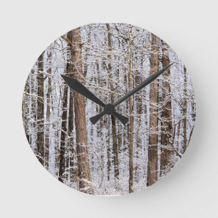 Wintereissturm im Wald Runde Wanduhr