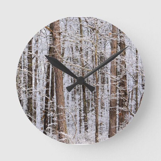 Wintereissturm im Wald Runde Wanduhr (Vorderseite)