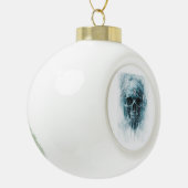 Winterfrost-Schädel Keramik Kugel-Ornament (Links)