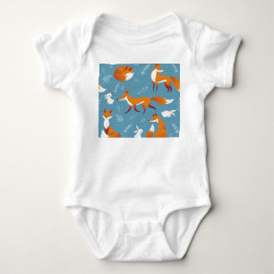 Winterfüchse, Kaninchen, Vintages Muster. Baby Strampler
