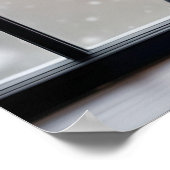 "Wintergnade: Weiße Tulpen in einer schwarzen Vase Poster (Ecke)