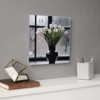 "Wintergnade: Weiße Tulpen in einer schwarzen Vase