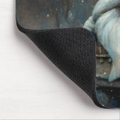 Wintergnom in einem verschneiten Wald Mousepad (Ecke)