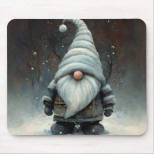 Wintergnom in einem verschneiten Wald Mousepad