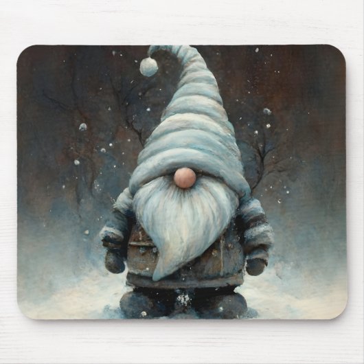 Wintergnom in einem verschneiten Wald Mousepad (Vorne)