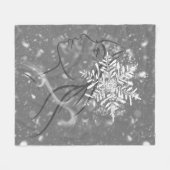 Wintergöttin – Weibliche saisonale Kunst Fleecedecke (Vorderseite (Horizontal))