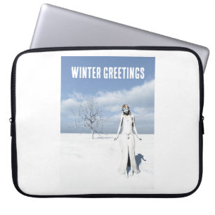 Wintergrüße. Weiblicher Elf, der im Schnee läuft Laptopschutzhülle