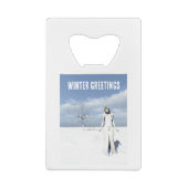 Wintergrüße. Weiblicher Elf geht durch den Schnee  Geldbeutel Flaschenöffner (Rückseite)