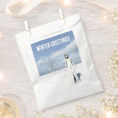 Wintergrüße. Weiblicher Elf geht durch den Schnee Geschenktütchen (Ausgeschnitten)