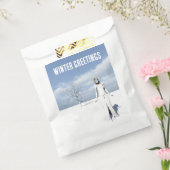 Wintergrüße. Weiblicher Elf geht durch den Schnee Geschenktütchen (Versiegelt)