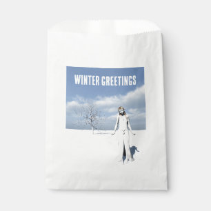 Wintergrüße. Weiblicher Elf geht durch den Schnee Geschenktütchen