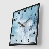 Winterhirsche und Pinienbäume Quadratische Wanduhr (Winkel)