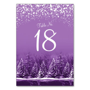 Winterhochzeit lila Pinienbäume Tischnummern