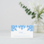 Winterhochzeit mit blauem Snowflake Platzkarte (Stehend Vorderseite)