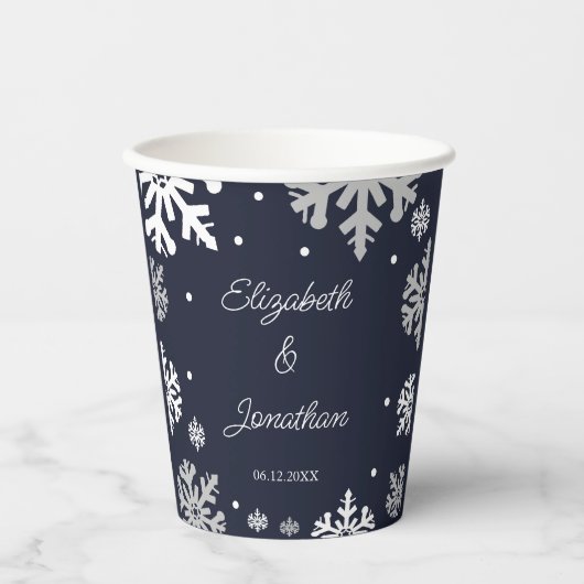 Winterhochzeit mit blauen Schneeflocken Pappbecher (Vorderseite)