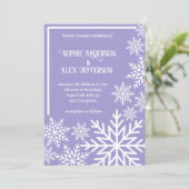 Winterhochzeit mit weißen Schneeflocken auf lila L Einladung (Stehend Vorderseite)