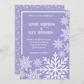 Winterhochzeit mit weißen Schneeflocken auf lila L Einladung (Vorne/Hinten)
