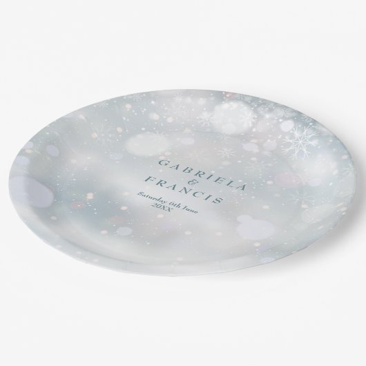 Winterhochzeit Moderne Elegante Schneeflocken Pappteller (Schrägansicht)