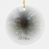 Winterhochzeit von Snowy Pines Keramik Ornament (Hinten)