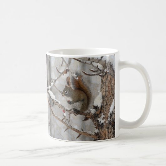 Winterhörnchen, Schnee & Rote Berries Xmas Design Kaffeetasse (Rechts)