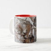 Winterhörnchen, Schnee & Rote Berries Xmas Design Zweifarbige Tasse (Vorderseite Links)