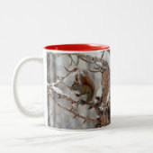 Winterhörnchen, Schnee & Rote Berries Xmas Design Zweifarbige Tasse (Links)
