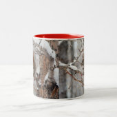 Winterhörnchen, Schnee & Rote Berries Xmas Design Zweifarbige Tasse (Mittel)