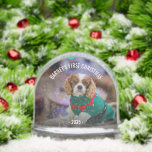Winterhund's Foto Weihnachten Schneekugeln<br><div class="desc">Foto Snow Globe mit dem LieblingsFoto Ihres Hundes. Personalisieren Sie es mit seinem Namen und Jahr. Ändern Sie den Text und personalisieren Sie ihn nach Ihren Vorstellungen.</div>