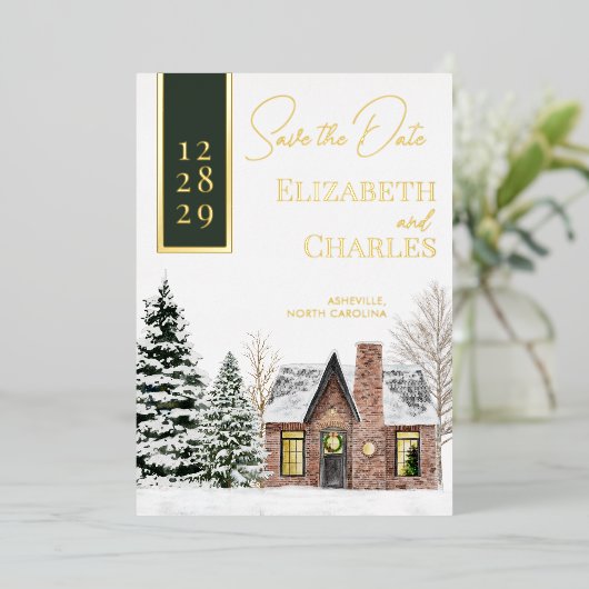 Winterhütte Hütte Grün Rustikal Save the Date Folieneinladung (Stehend vorne)