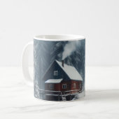 Winterhütte mit Schnee und Pinien Kaffeetasse (Vorderseite Links)