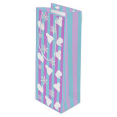 Winterhütten, Weihnachtsmilben, weiße Schneeflocke Geschenktüte Für Weinflaschen (Vorderseite Schrägansicht)