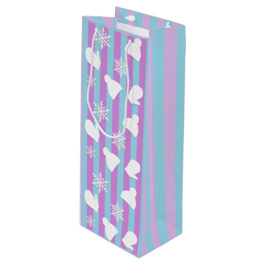 Winterhütten, Weihnachtsmilben, weiße Schneeflocke Geschenktüte Für Weinflaschen (Vorderseite Schrägansicht)