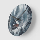 Winterhüttenlandschaft mit Schnee und Pinien Runde Wanduhr (Winkel)