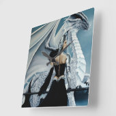 Winterkönigin und ihr Drache Quadratische Wanduhr (Winkel)