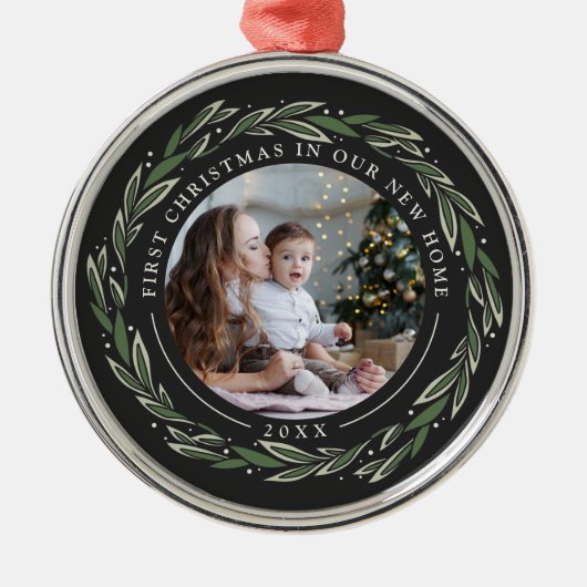 Winterkranz | Erste Weihnachten in unserer neuen Z Ornament Aus Metall (Vorne)