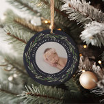 Winterkranz | Erstes Weihnachtsfest des Kindes Keramik Ornament<br><div class="desc">Dieses elegante Weihnachtsschmuck ist ein Geschenk für neue Eltern. Die Foto vor und hinten sind von einem Kranz aus dunkelgrünen Blätter und roten Beeren umgeben. "[Name's] first Christmas" kurbelt über die Spitze jedes Fotos, mit dem Jahr darunter. Passen Sie sich mit einem beliebten Foto auf jeder Seite an, um einen...</div>
