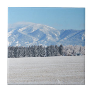 Winterlandschaft aus Bäumen, Schnee und Bergen Fliese